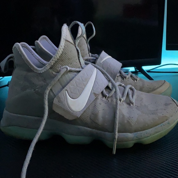 LeBron basketball shoes - Picture 2 of 3